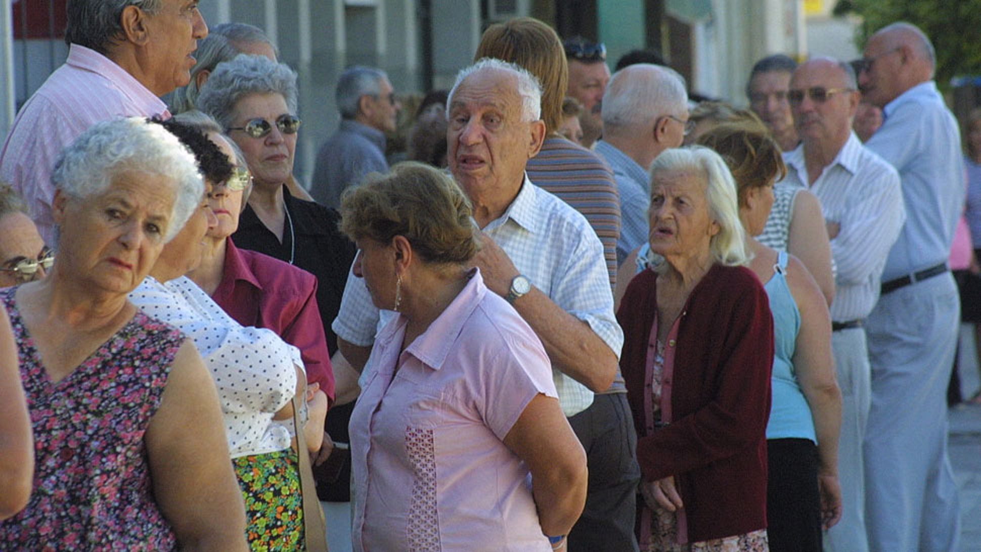 Abuelitos caen en falso mensaje para vacunarse contra el Covid-19 y van hacer fila