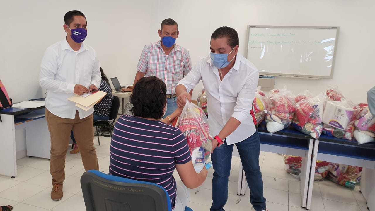 Diputado entrega herramientas de protección a músicos, ejidatarios y otros
