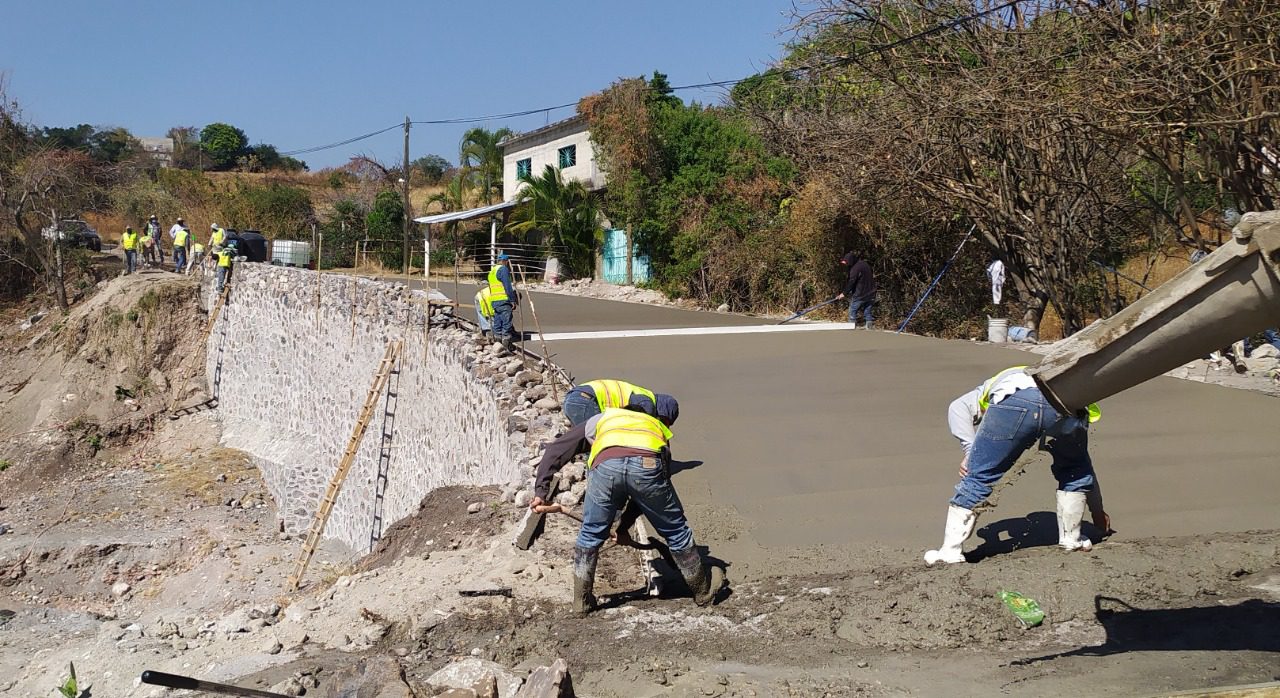 Casi terminan tramo carretero en Coatlán de Río