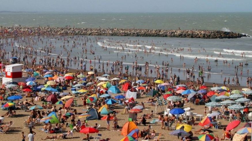 En Argentina policías disparan balas de goma para dispersar vacacionistas