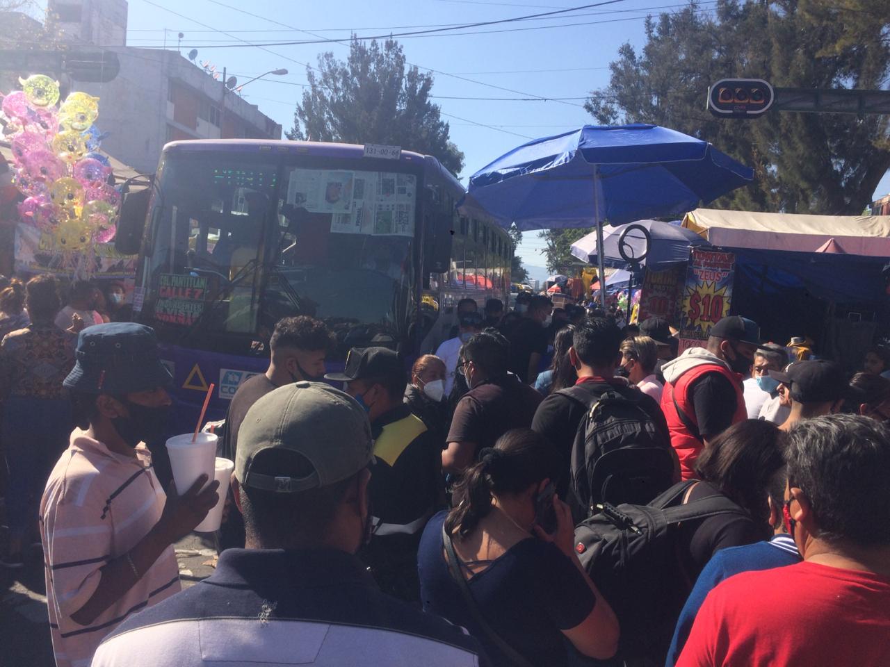 Sin respetar la sana distancia Reyes Magos se aglomeran en el mercado de Tepito