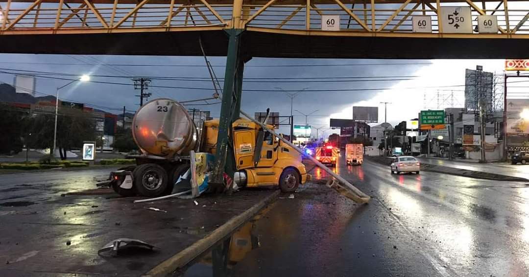 Mientras transmitía en vivo un chofer de una pipa chocó contra un puente peatonal