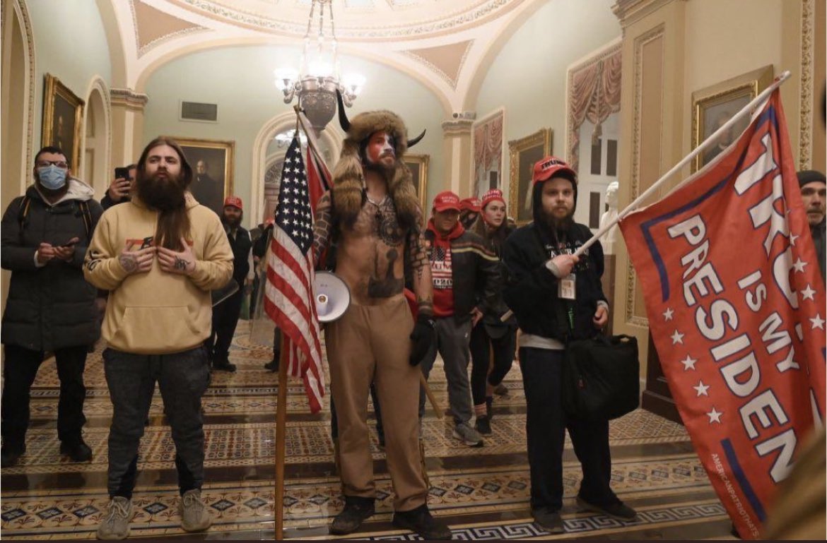 Simpatizantes de Trump irrumpen con violencia en el Capitolio