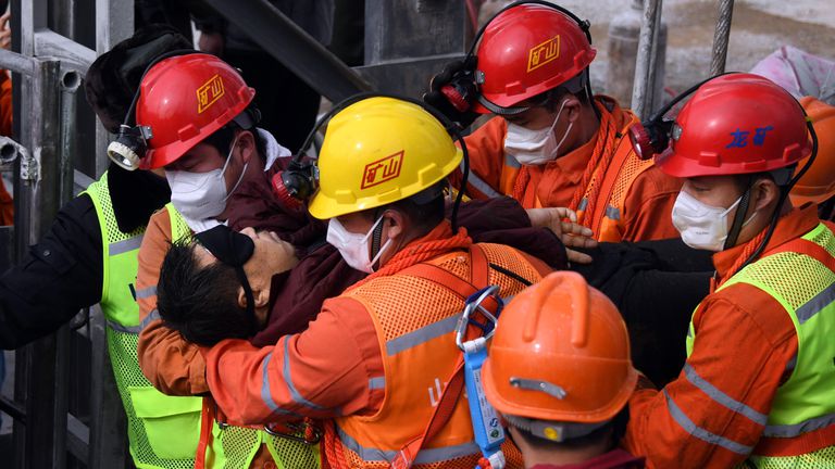 Confirman la muerte de 10 de los 22 mineros atrapados en una mina de oro en China