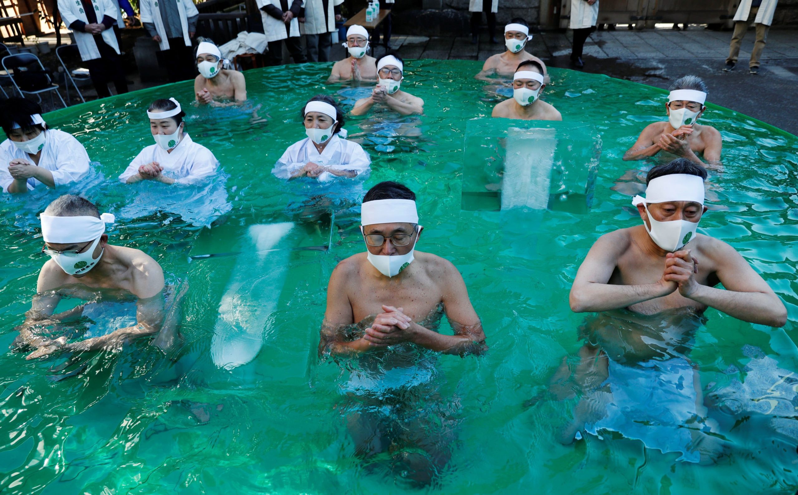 Con un baño de agua helada piden en Tokio el fin de la pandemia