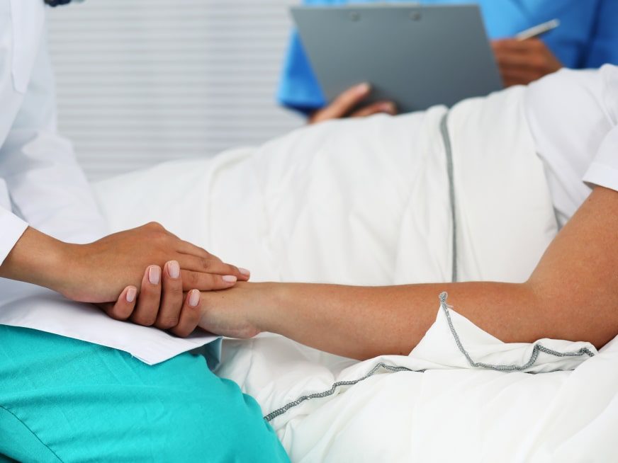 Doctora es hospitalizada en terapia intensiva por reacciones adversas a vacuna contra Covid-19