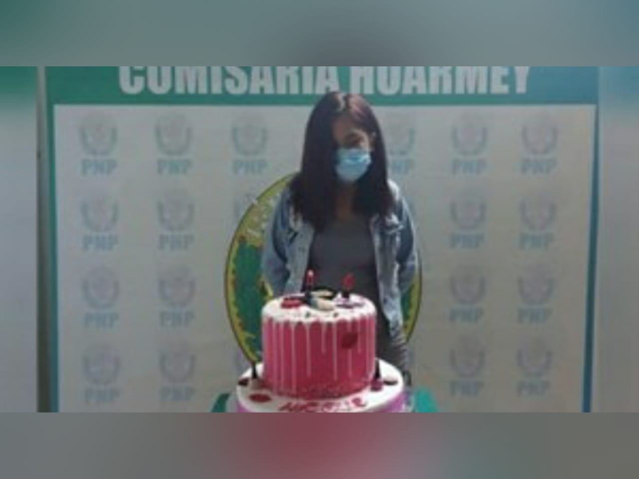 La detienen por festejar su cumpleaños y la hicieron posar con su pastel