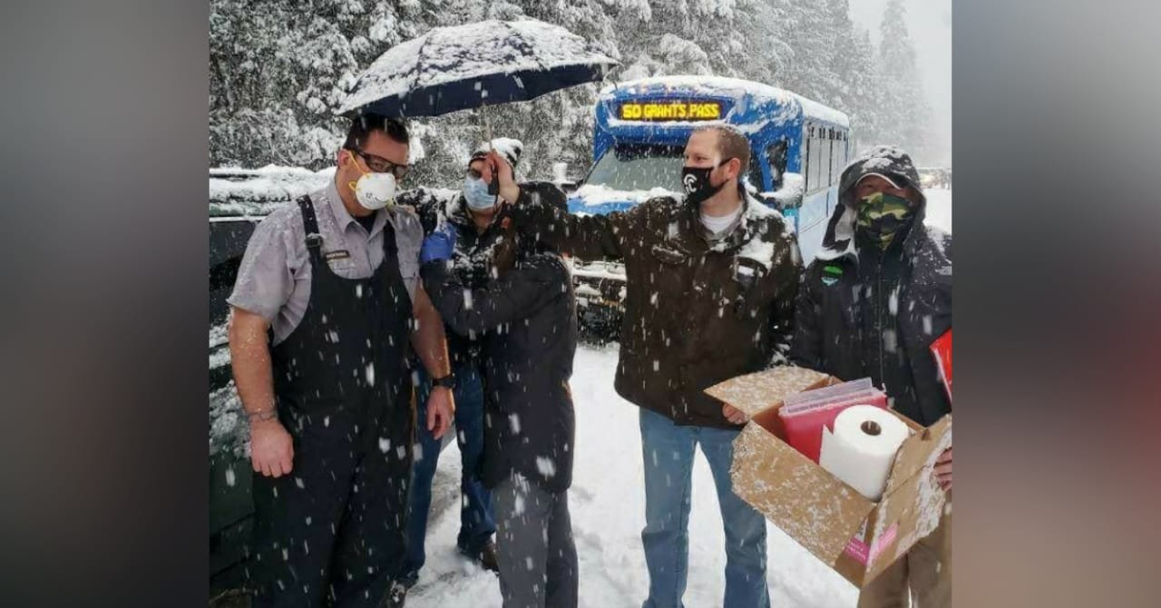Para “salvar” dosis a punto de caducar vacunan a automovilistas varados en la nieve