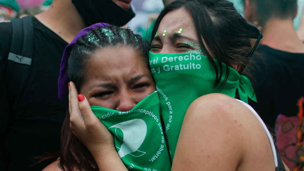 Golpean a una mujer por usar un pañuelo verde con la frase “aborto legal”