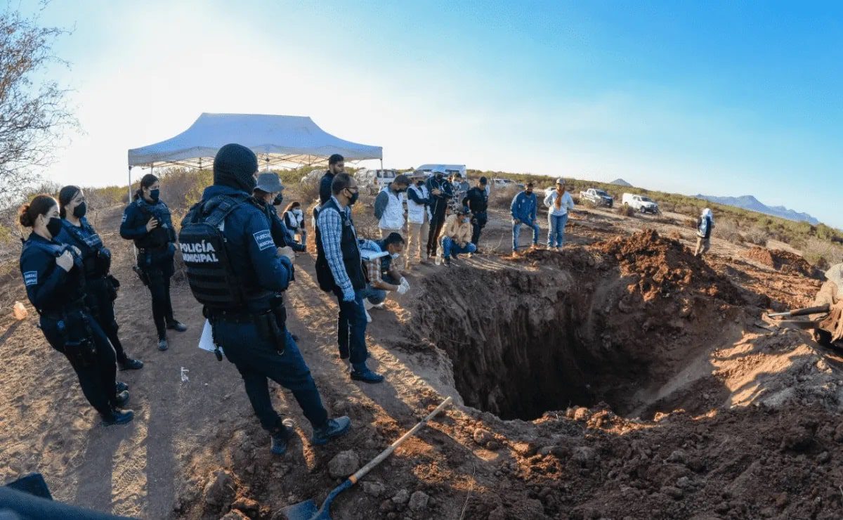 Encuentran en fosa clandestina un auto con tres cuerpos dentro