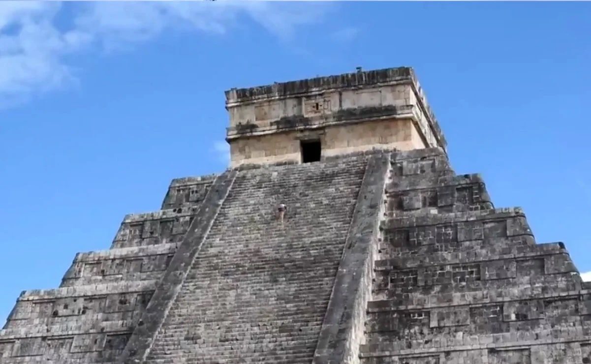 #LadyKukulkán sube el castillo de Chichén Itzá para esparcir las cenizas de su esposo