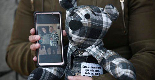 Mexicana crea osos con la ropa de víctimas del COVID-19 para que no los olviden