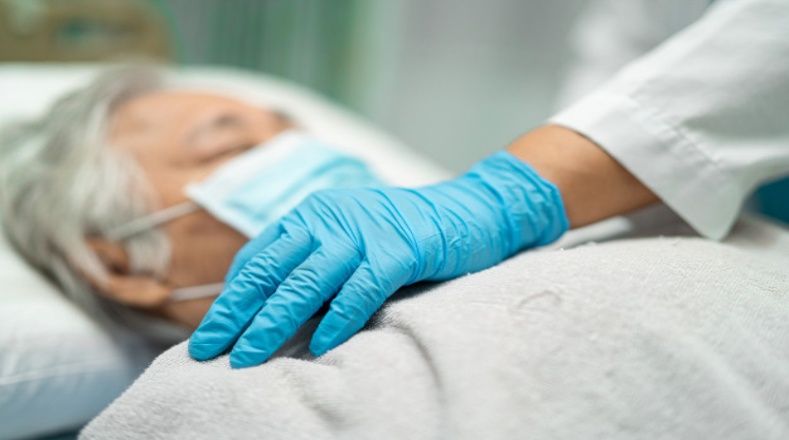 Médico italiano es acusado de matar pacientes con COVID-19 para “liberar camas”
