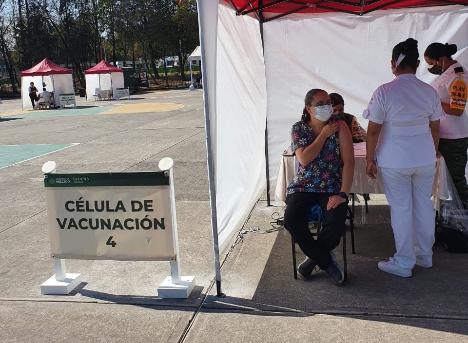 Médico utilizó su influencia para vacunar a su familia contra el COVID-19