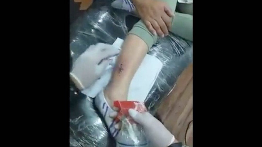 En Colombia padres llevan a u hija a tatuar