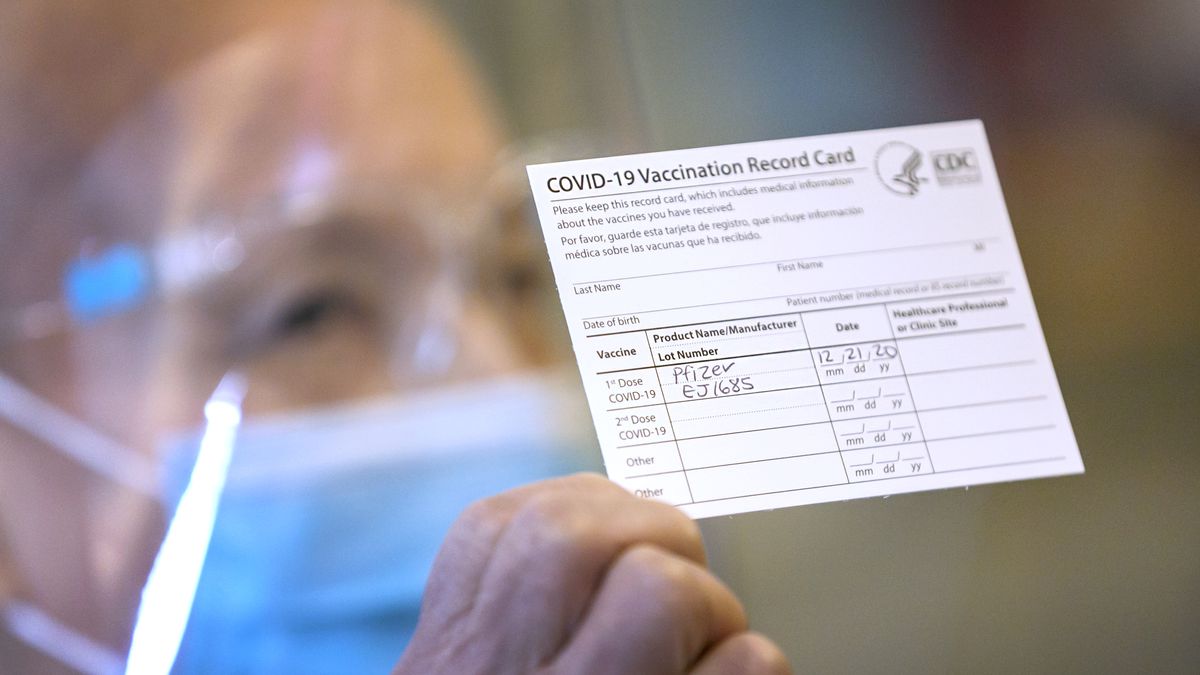 Advierten los riesgos de publicar tu tarjeta de vacunación contra COVID-19