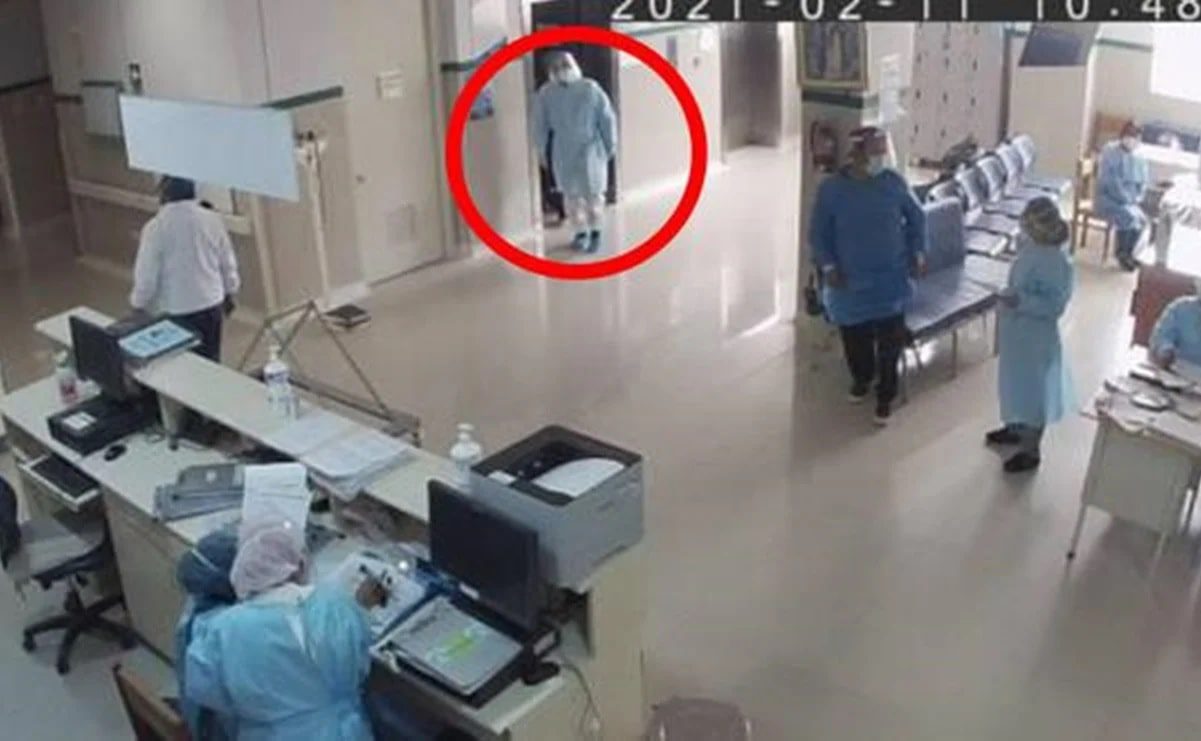 Policía se viste de médico para ver a su padre internado por COVID-19, lo encontró muerto