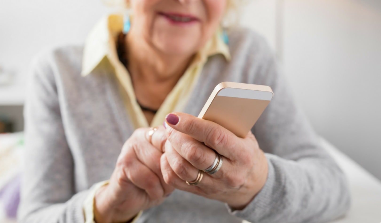 Abuelita crea perfil en Tinder a su nieto que llevaba casi dos años soltero