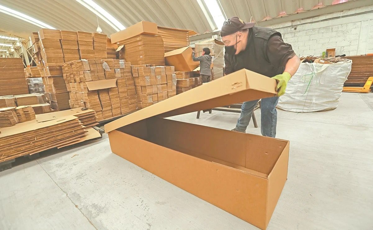 Por el incremento de muertes de COVID-19 crean ataúdes de cartón