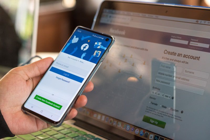 Facebook eliminará cuentas que publiquen contenido falso sobre el COVID-19 y las vacunas