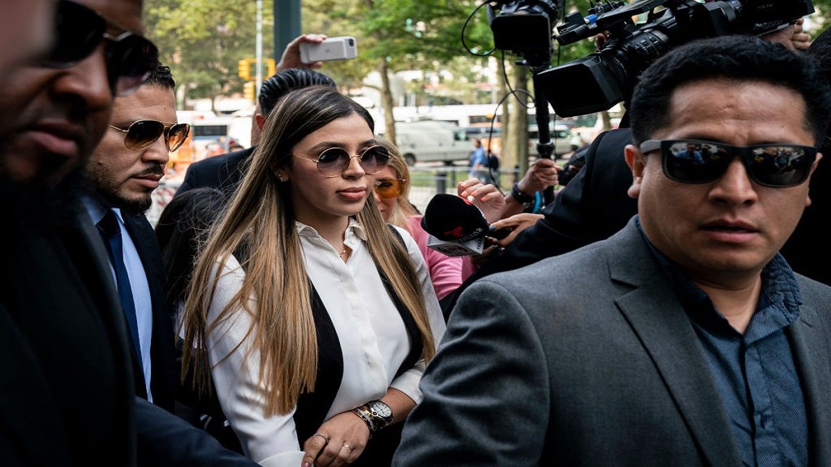 Niegan la libertad bajo fianza a Emma Coronel, seguirá detenida por riesgo de fuga