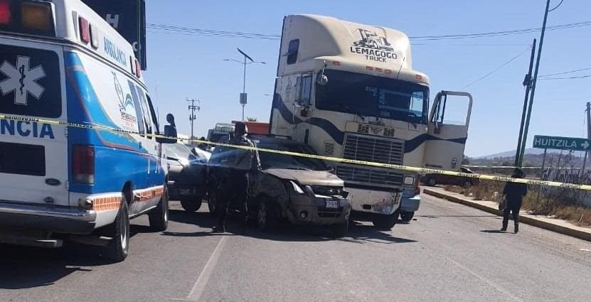 Por evitar filtro de COVID-19, tractocamión atropella y mata a la regidora de Temascalapa