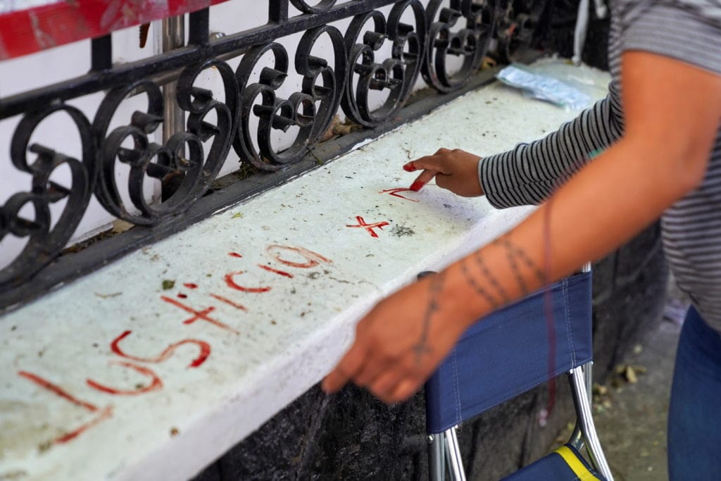 Mujeres se desangran para pedir justicia por sus hijos desparecidos