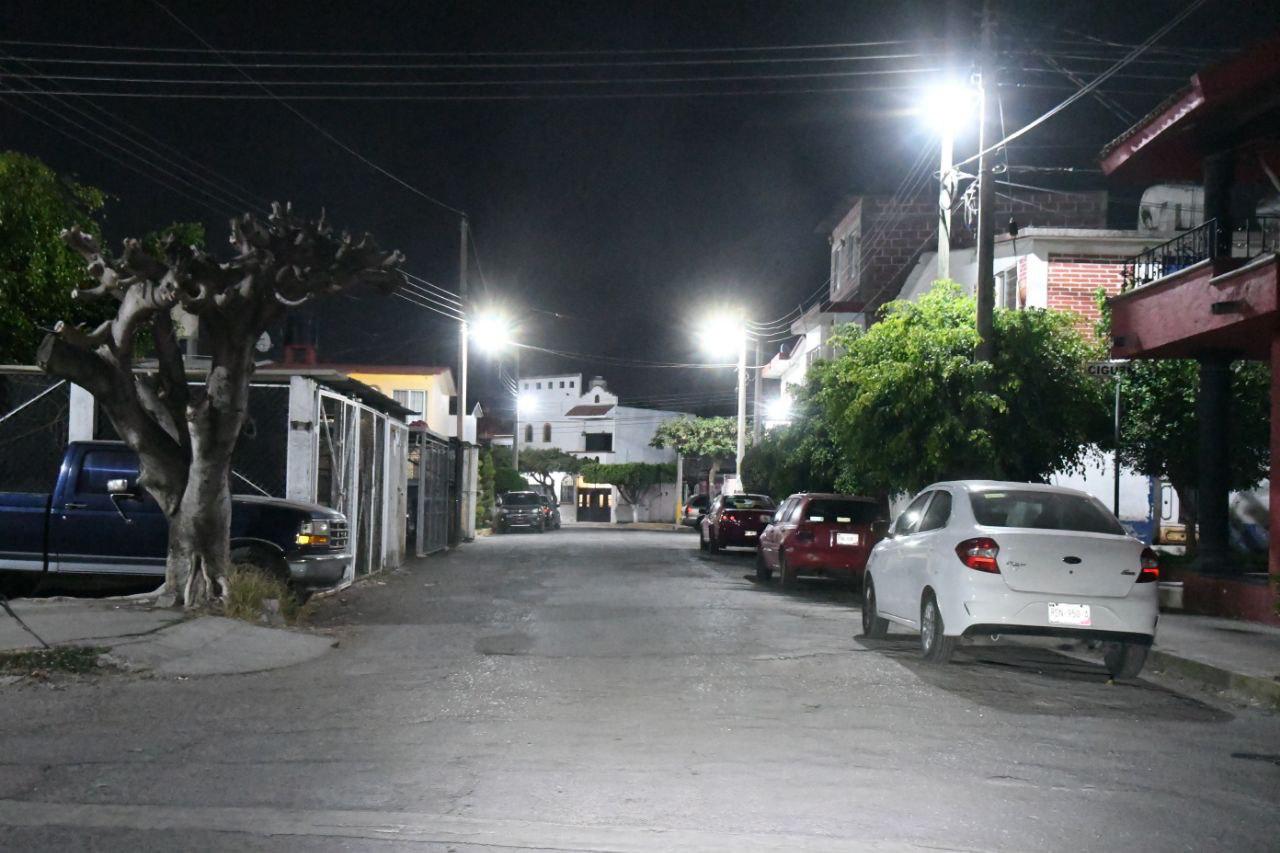 Colocan luminarias en UH Fovissste de Cuautla