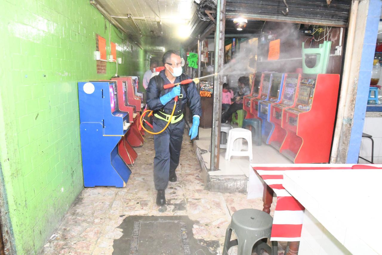 Sanitizan el mercado Hermenegildo Galeana en Cuautla