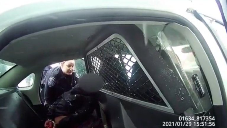 Policías de EU detienen y rocían con gas pimienta a niña 9 años