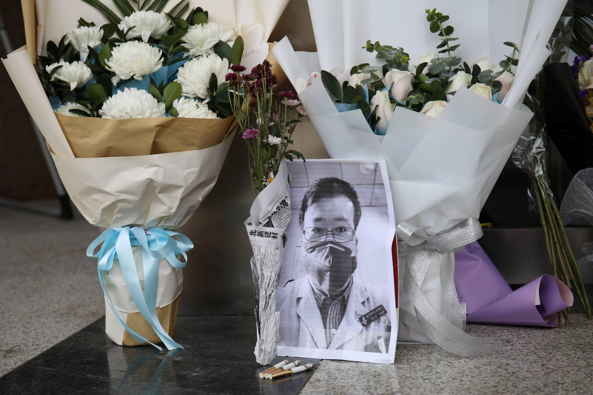 En China rinden homenaje a médico fallecido que alertó sobre el COVID-19
