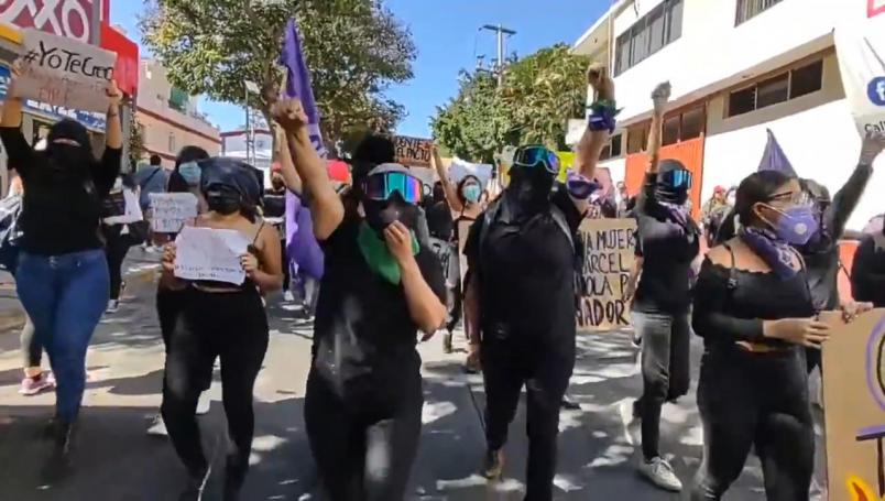 Feministas marchan en Guerrero en contra del precandidato Félix Salgado, acusado de violación