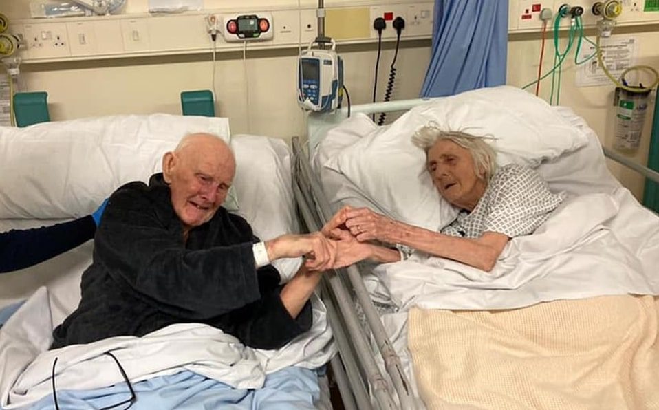 Abuelitos se dan el ultimo adiós antes de morir de COVID-19