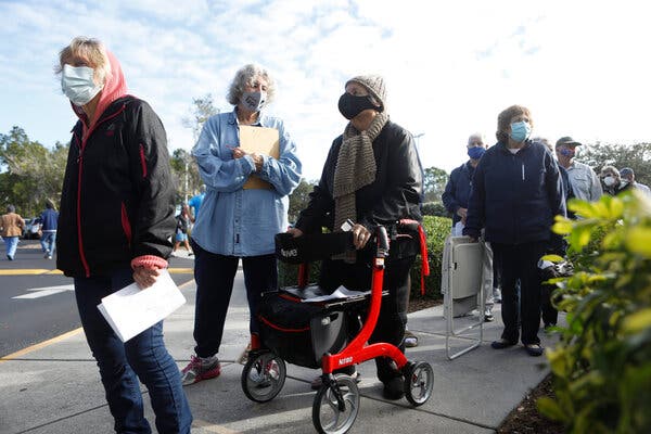 Jóvenes cobran 500 pesos a los abuelitos por hacer fila para la vacuna COVID-19