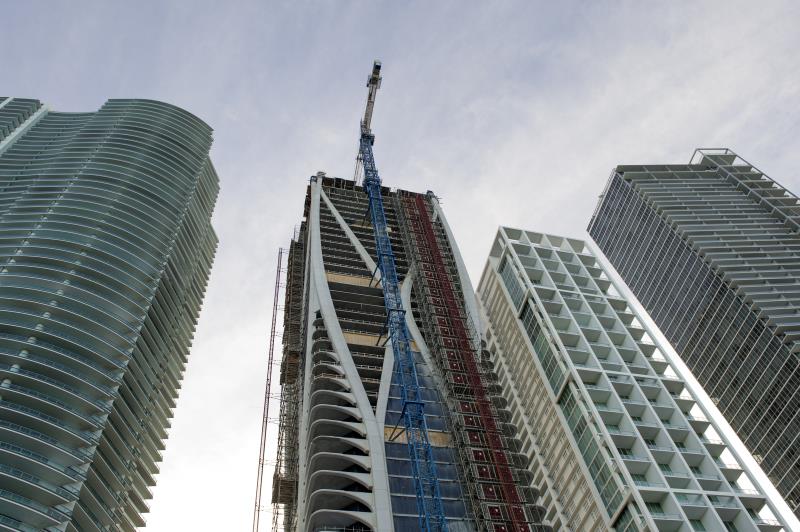 Muere hombre tras lanzarse en paracaídas desde el piso 23 de un edificio