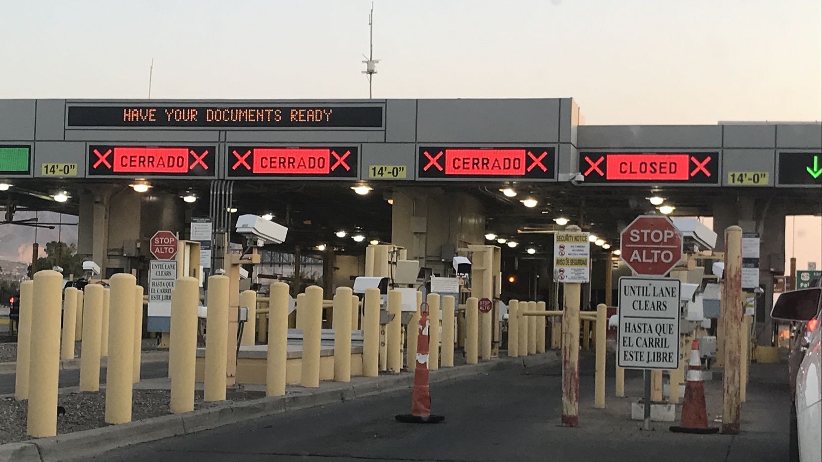 EU extiende restricciones a viajes no esenciales en las fronteras con México y Canadá