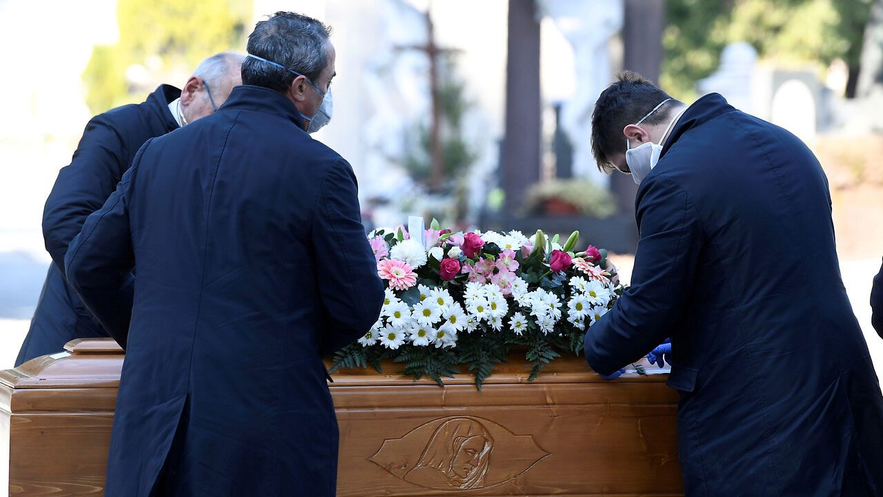 Hospital se equivoca y familia organiza funeral de un mujer que aun estaba viva