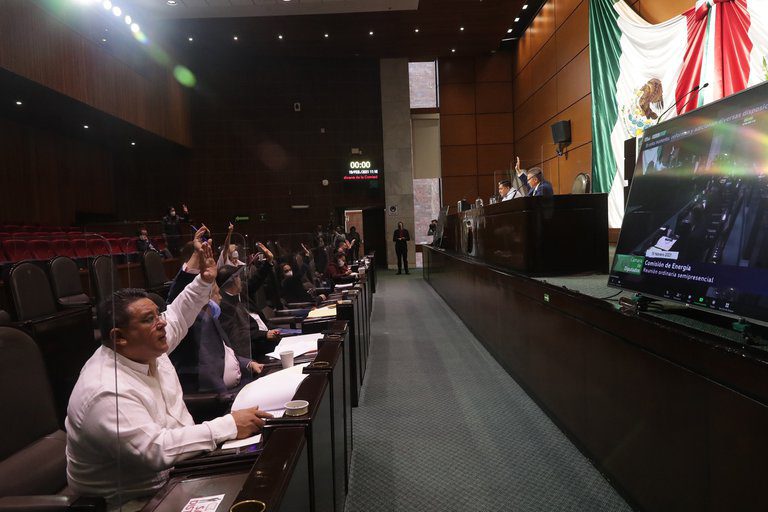 Diputados avalan reforma energética de AMLO