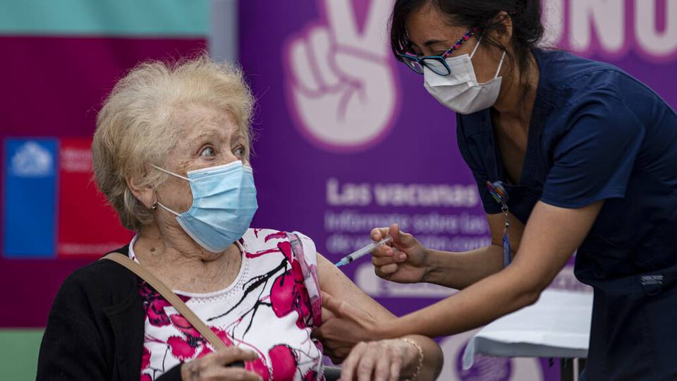 Chile rompe récord de casos COVID-19 a pesar de ser el líder de vacunación en América Latina
