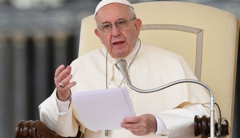 Papa Francisco baja el sueldo a los religiosos en el Vaticano