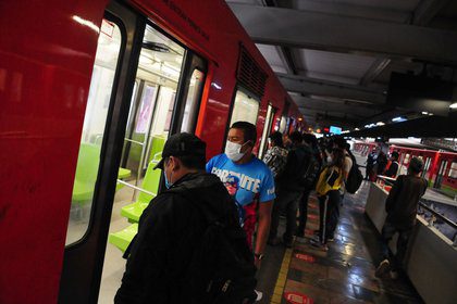 Venden en el metro de la CMDX la vacuna rusa contra el COVID-19 en 10 pesos