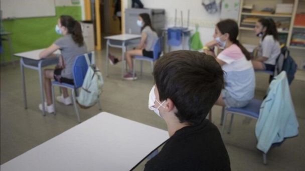 Niña muere de COVID-19 tras regreso a clases en Brasil