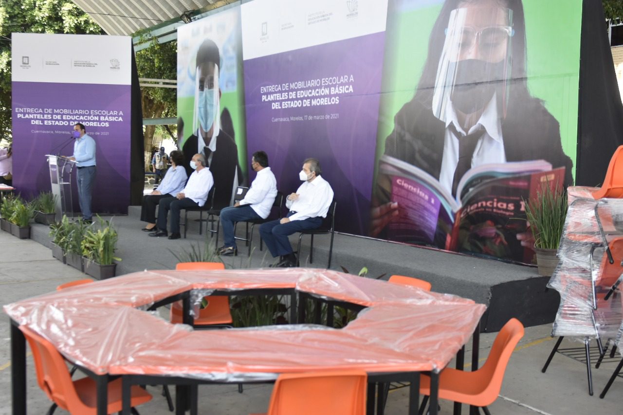 Entrega Cuauhtémoc Blanco mobiliario para escuelas de Morelos