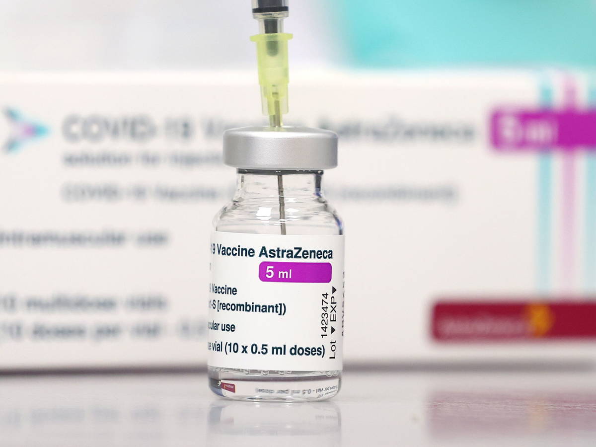 La vacuna AstraZeneca cambia de nombre, ahora se llama Vaxzevria