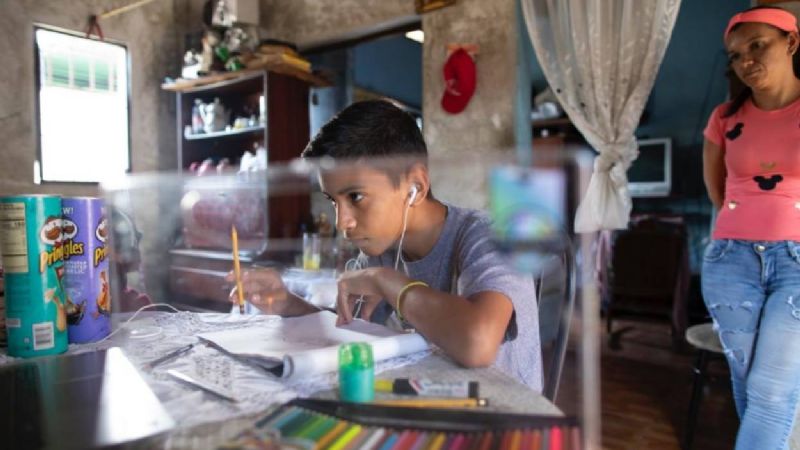 Niño con Asperger vende dibujos para ayudar a su mamá y comprar comida