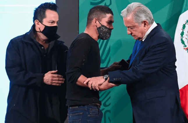 [VIDEO] ¿Quién es el hombre que se acercó a AMLO en la mañanera?