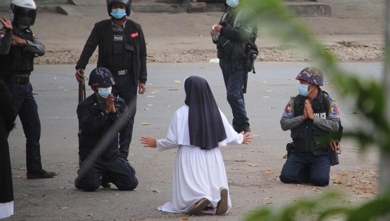 Monja pide a policías que la maten a ella para salvar a niños en Myanmar