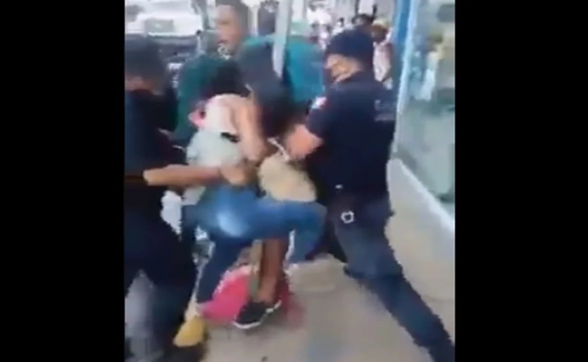 [VIDEO] En Oaxaca 4 policías agredieron a una pareja por no usar cubrebocas