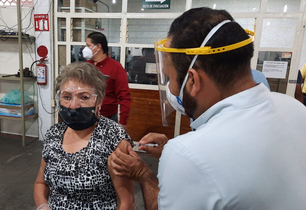 Aplican vacuna de Pfizer a personas adultas mayores de Cuautla