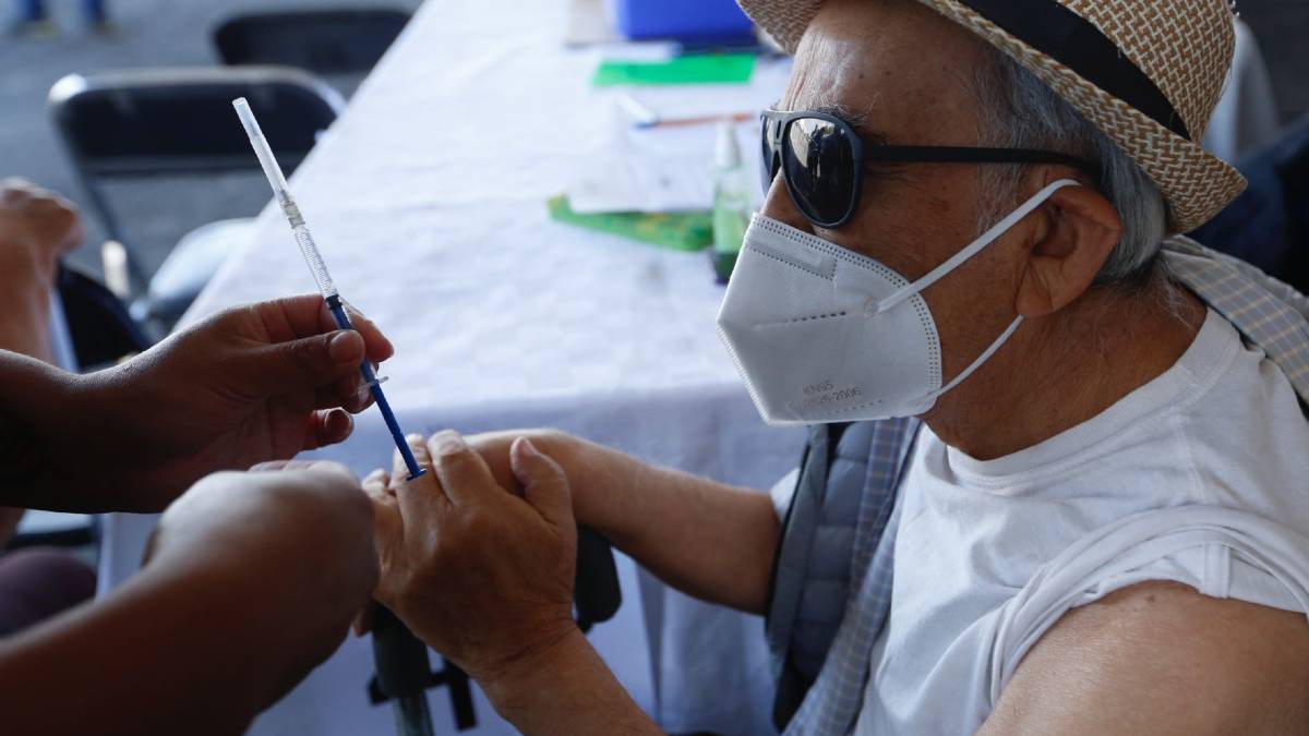 Jóvenes se disfrazan de abuelitos para vacunarse contra el COVID-19 en la CDMX